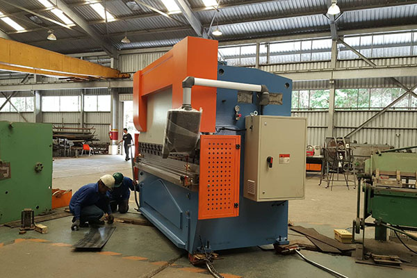 Loading the Shearing Machine(QC11Y-16X61000) to Vietnam